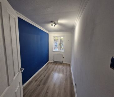 PETERBOROUGH - Photo 1