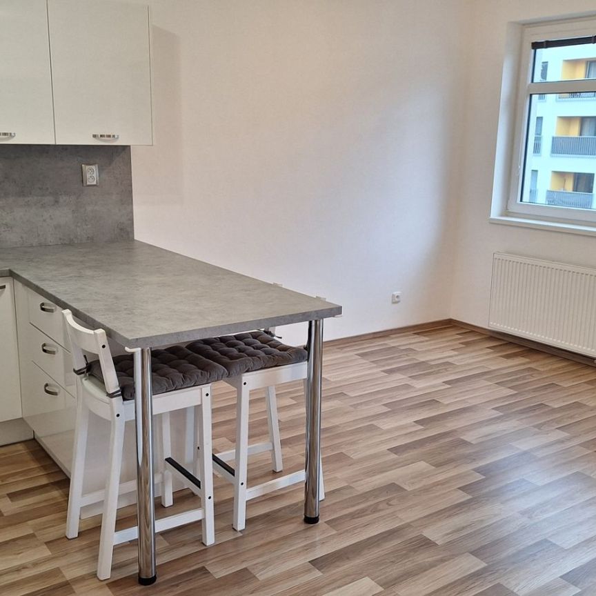 Pronájem bytu 1+kk • 34 m² bez realitkyOty Bubeníčka, Praha - Uhříněves - Fotografie 1