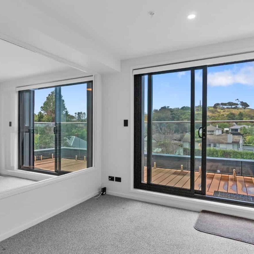 Sleek Epsom Apartment - Three Month tenancy only - Photo 1