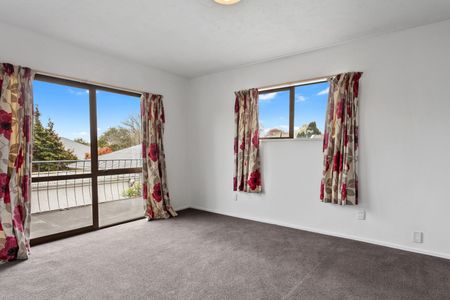 Four Bedroom Family Home - Photo 2