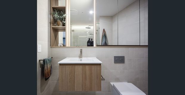 Exquisite Luxury Living - 1bed + 1 multi purpose room+ 1 carpark with storage - Photo 1