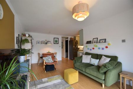 2 bedroom maisonette to rent - Photo 2