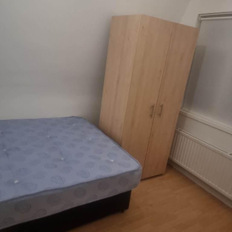 1 bedroom in a house share to rent - Photo 2