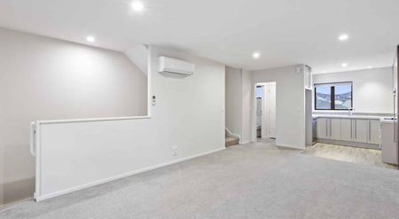 3 Bedroom, 3 Level Townhouse in Sydenham. - Photo 2