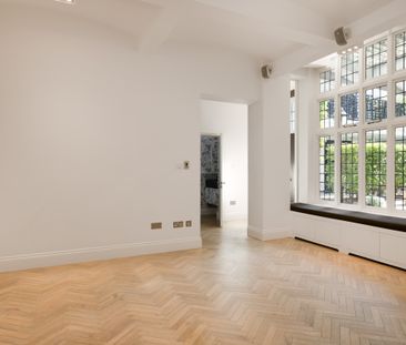 A refurbished three-bedroom mews house with two balconies in Kensington - Photo 4