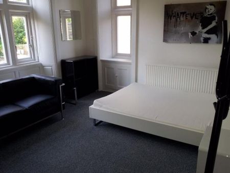 3 bedroom flat to rent - Photo 2