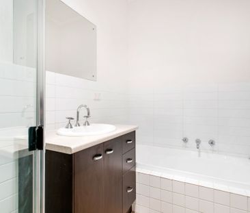 Modern 3 bedroom home, offering spacious and low maintenance living - Photo 4