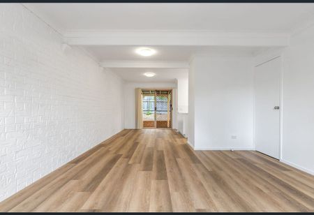 Cosy Place To Call Home, 2 Bed 1 Bath 1Car - Photo 2