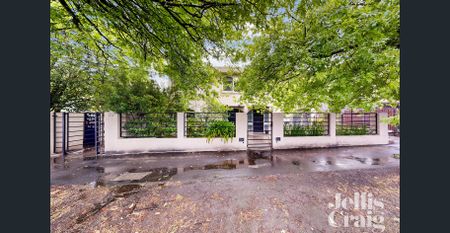 Comfortable, Bright & Conveniently Located Apartment - Photo 2