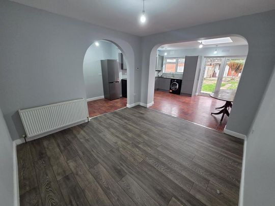 4 bedroom semi-detached house to rent - Photo 1