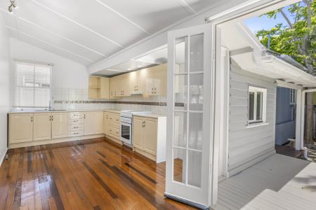 Freshly Updated Home with Outdoor Living & Low-Maintenance Appeal. 400 metres to the water front. Contact JULIE SYKES 0438 050 110 - Photo 5