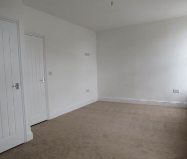 4 bedroom semi-detached house to rent - Photo 5