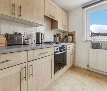 This spacious two-bedroom flat, which has it's own private entrance... - Photo 5