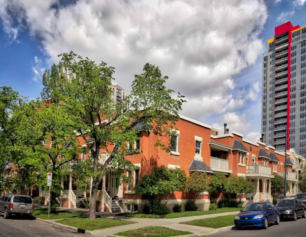 TOWNHOUSE, BELTLINE - X-Large 3 BDRM, 1700SF HERITAGE BLDG — 3 Bedrooms Townhouse - Photo 1