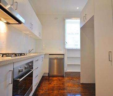 Renovated, Spacious Delightful Deco - Photo 3