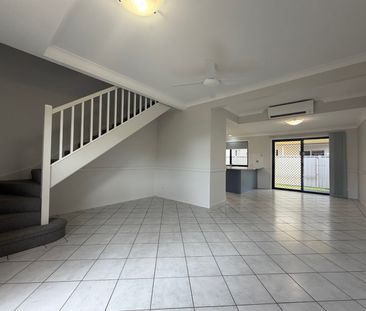 3 BEDROOM TOWNHOUSE IN GATED COMMUNITY + SOLAR + COMPLEX POOL! - Photo 3