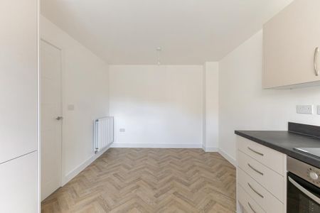 3 bedroom end of terrace house to rent - Photo 2