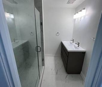 3 bedroom renovated bangllow in ( Yonge and Davis ) available immediat - Photo 3