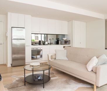 STUNNING 1 BEDROOM APARTMENT IN IDEAL LOCATION - Photo 3