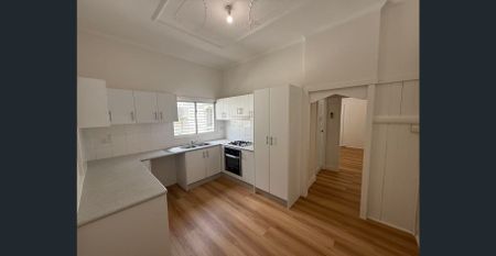 Newly Renovated 4 Bed Queenslander with Courtyard - Photo 3