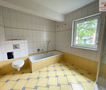 Großzügige Traumwohnung mit Garage, Terrasse & Kamin auf dem Zeller Berg - Foto 3