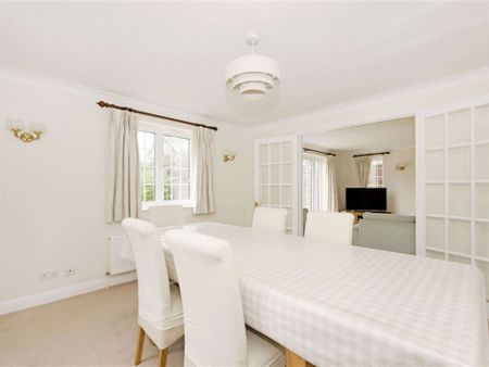 A well presented four bedroom family house tucked away in superb location close to town centre and just under a mile from Sir William Borlase's Grammar School. - Photo 4