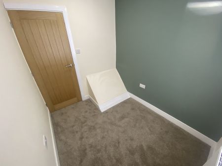 Clements Close, Oldbury, B69 - Photo 2