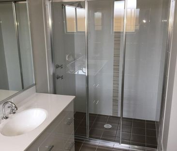 MODERN & SPACIOUS FAMILY HOME - Photo 5