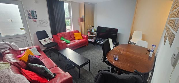 7 Bed - 27 Ashville Road, Hyde Park, Leeds - LS6 1NA - Student - Photo 1