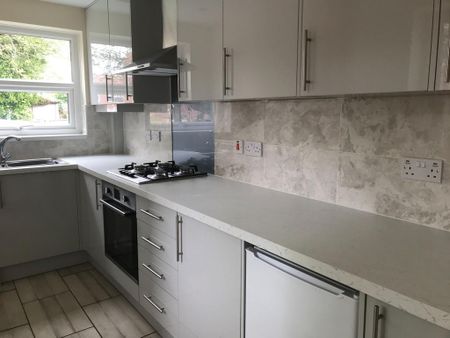 2 bedroom end of terrace house to rent - Photo 4