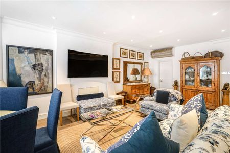 Beautifully presented and elegantly furnished apartment over three floors in this prestigious garden square with own entrance, high ceilings throughout and access to communal gardens. - Photo 3