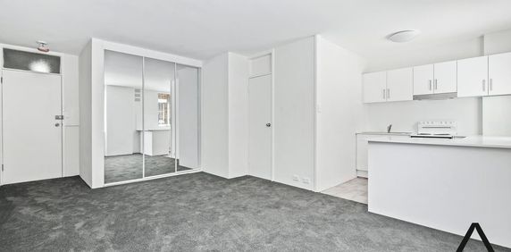 Renovated Studio in Convenient Location - Photo 2