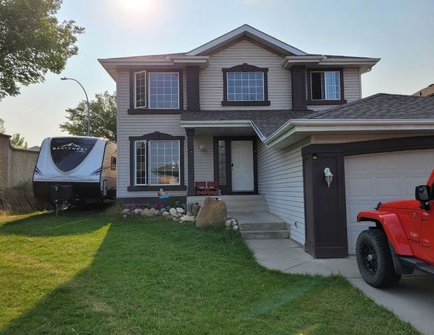 Beautiful 4 Bedroom + Den house in a quiet community for rent | 1 Valley Creek Road NW, Calgary - Photo 1