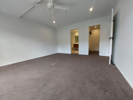 Modern Family Home - Photo 3