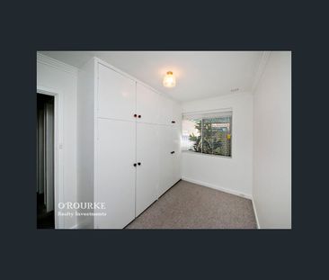 Stylishly Renovated Villa with Modern Appeal - Photo 2
