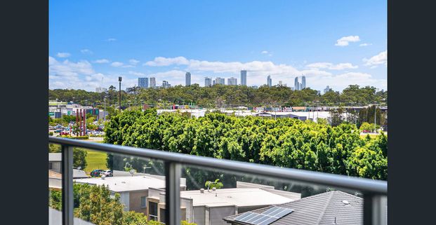 Large 3 Bedroom Plus Study Apartment in Biggera Waters - Available 28 November 2025 - Photo 1