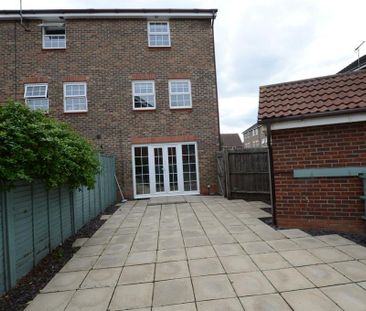 3 bedroom end of terrace house to rent - Photo 2