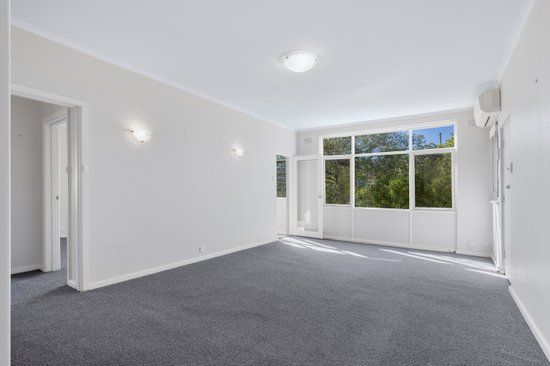 TWO STOREY TOWNHOUSE IN GREAT LOCATION NEAR ELSTERNWICK PARK. - Photo 1