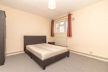 Recently refurbished 3 bedroom flat in Old Street - Photo 5