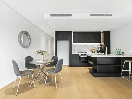 Top floor with plenty of natural light - Photo 5