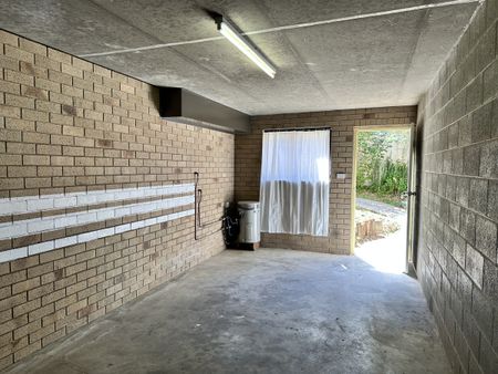 Large 2 bedroom unit in convenient location - Photo 3