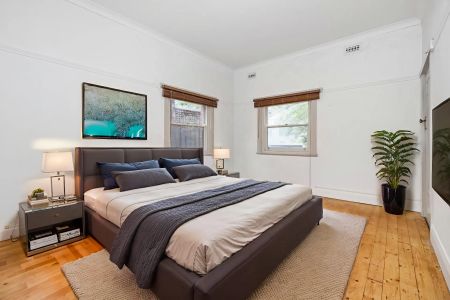 Charming Art Deco Ground Floor Apartment in Prime Elwood Location - Photo 4