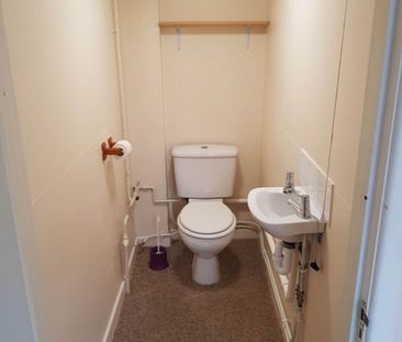 4 Bedroom Flat To Rent in Charminster - £2,000 pcm Tenancy Info - Photo 2