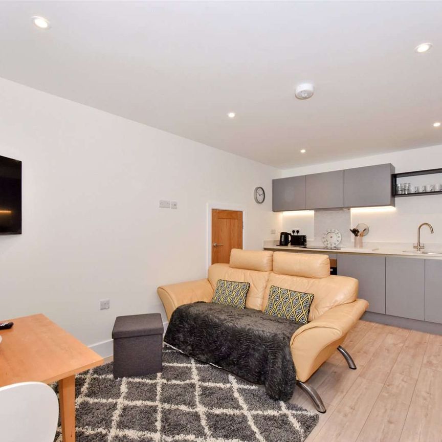 SHORT TERM - A conveniently located one bedroom apartment, offered on a short term basis with bills included and fully furnished - Photo 1