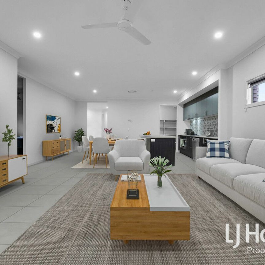 Stylish & Contemporary Home - Loads of Upgrades - Ducted Air Conditioning for Year Round Comfort - Photo 1