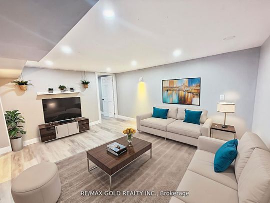 156 Mooregate Crescent #Lower - Photo 1