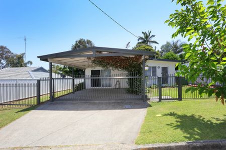 SPACIOUS 3-BEDROOM HOME + SELF-CONTAINED STUDIO IN THE HEART OF SOUTHPORT - Photo 2