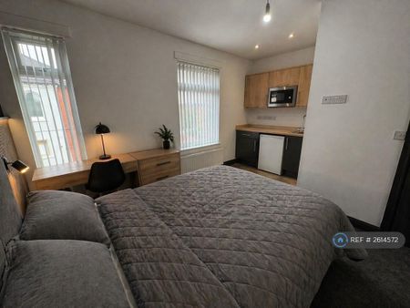 1 bedroom in a house share to rent - Photo 5