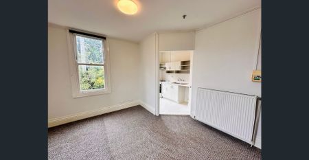 Spacious studio apartment in a secure building, bills included! - Photo 2
