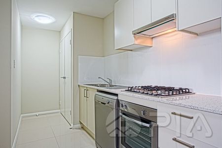 Super modern and spacious apartment, located in one of Parramatta's premier residential district - Photo 4